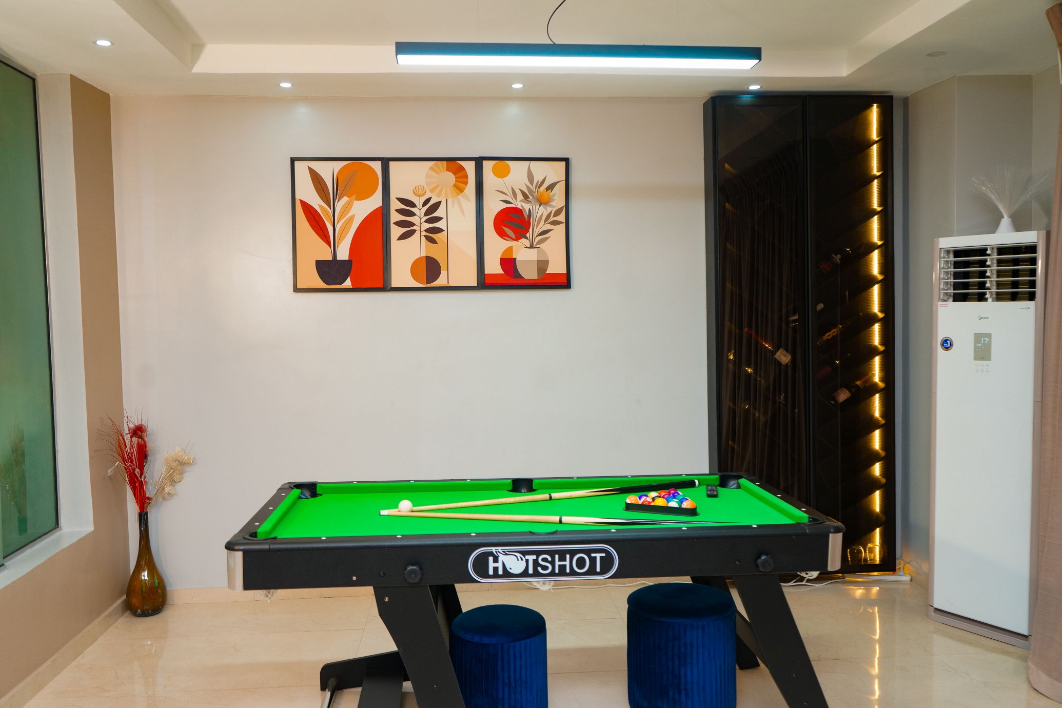 4 Bedroom Luxury Apartment snooker board and PS5 area
